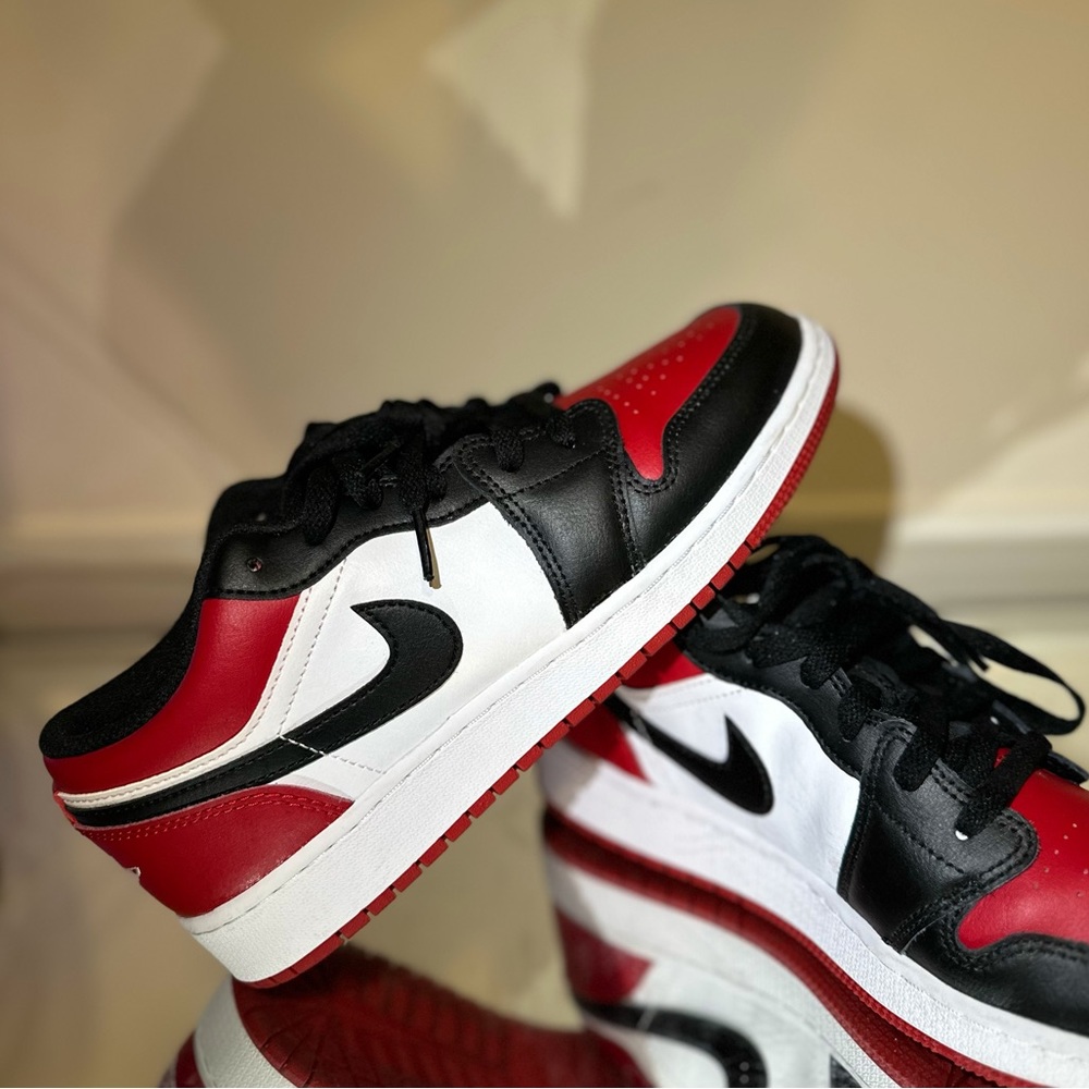 Air Jordan 1 Low Bred Toe Size: Grade School Kids 6.5. Fits size 8 Women’s